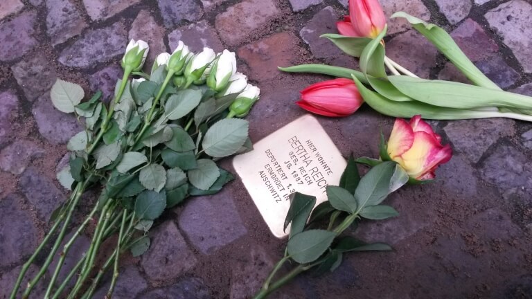 Stolpersteinverlegung in der Eitelstrasse 80