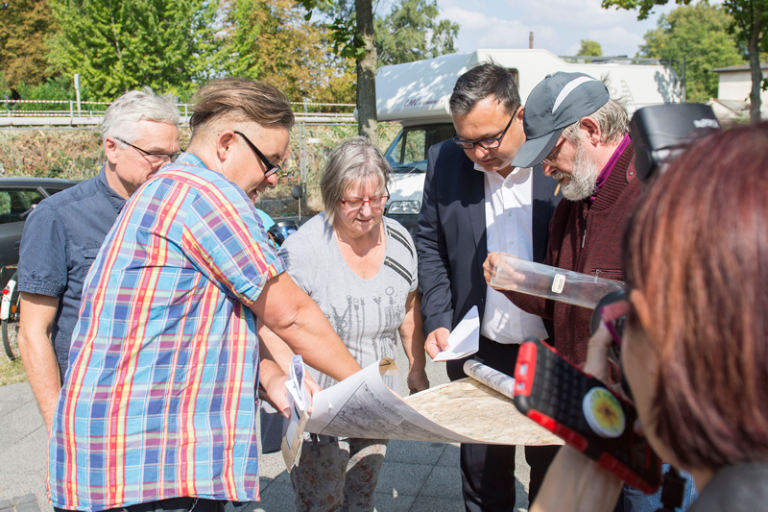 Weitere Stolpersteine am Nöldnerplatz und in Karlshorst verlegt