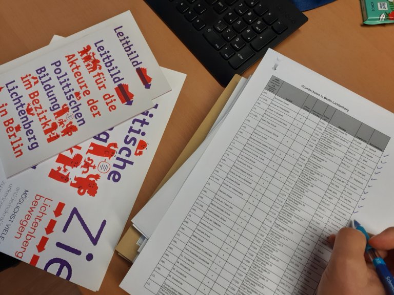 Faltblätter auf dem Weg in alle Lichtenberger Schulen