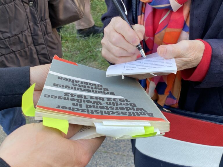 Bericht: Stadtspaziergang in Hohenschönhausen – Margarete Rossignol versteckte Verfolgte am Stadtrand