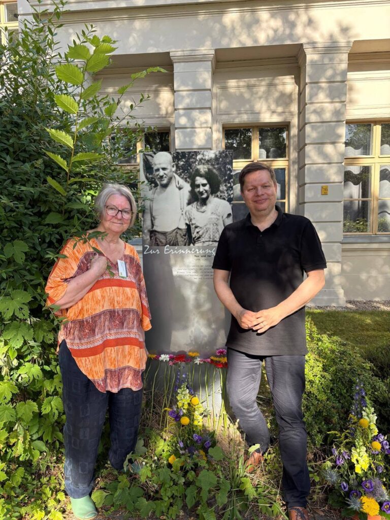 Bericht: Stele „Stille Helden“ in Malchow an neuem Standort eingeweiht